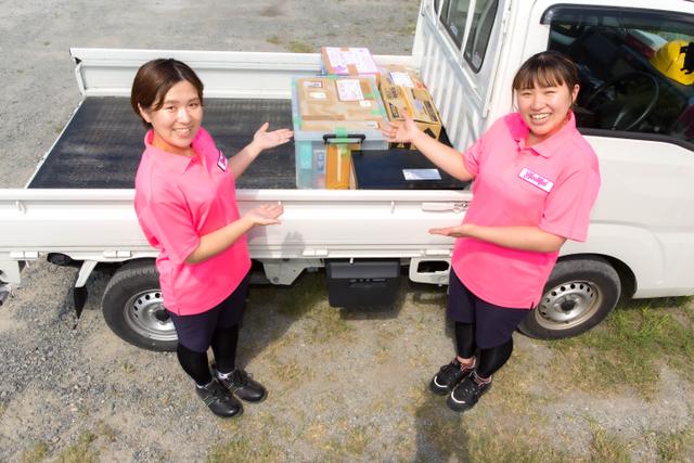 トラックに積んだ不用品とハートフル鹿児島のスタッフ写真